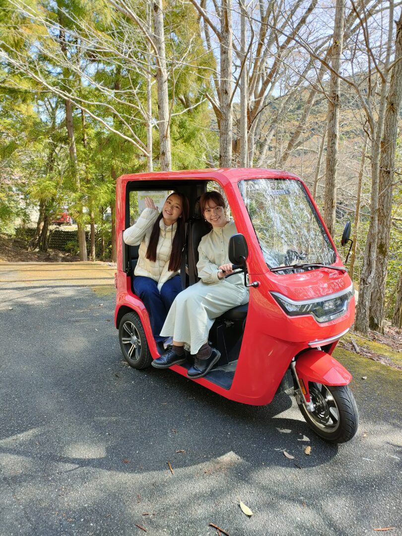 3人乗りEVトゥクトゥクに乗って伊勢を巡る様子