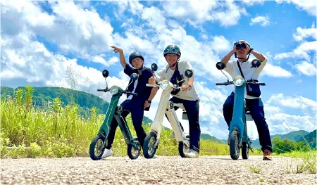 田んぼの畦道をバイクで走るお客様