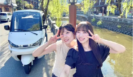 城崎温泉の柳並木をトゥクトゥクで走るお客様
