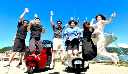 海辺でジャンプするお客様