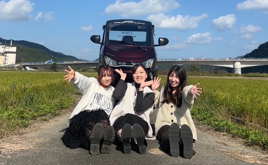 トゥクトゥクの前で笑うお客様のみなさん